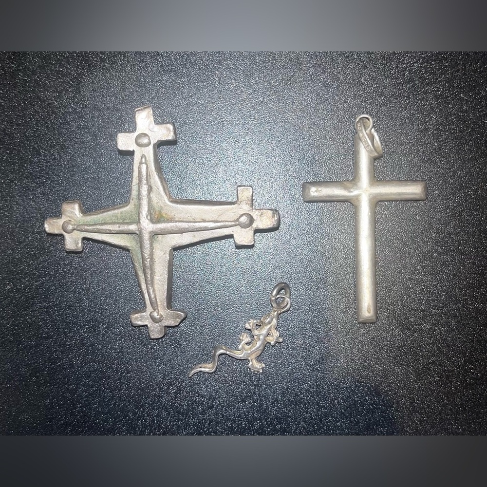 925 Sterling Silver lot: Coptic Cross Brooch, Tubular Cross & Lizard Pendant